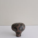 Vase 10 en grès H 9 cm - brun et pois noir de Mano Mani chez Brutal Ceramics