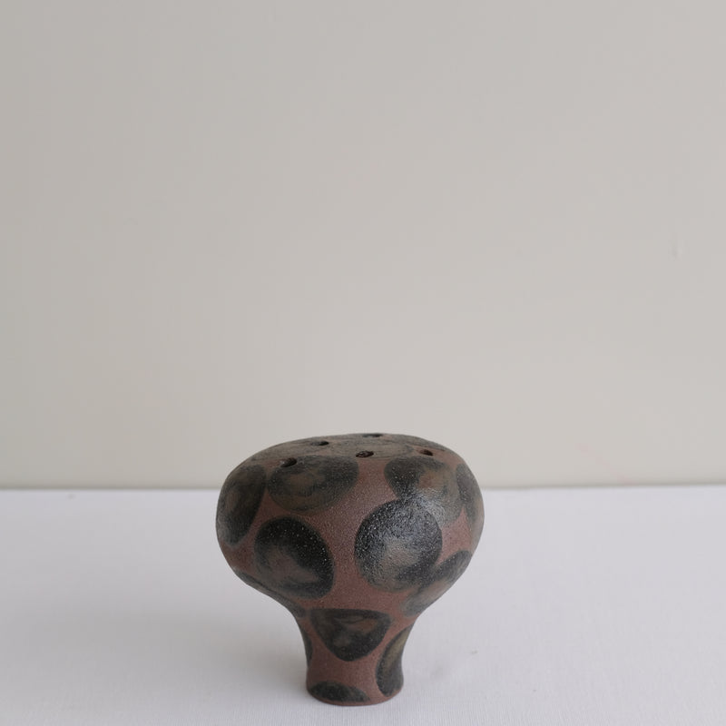 Vase 10 en grès H 9 cm - brun et pois noir de Mano Mani chez Brutal Ceramics