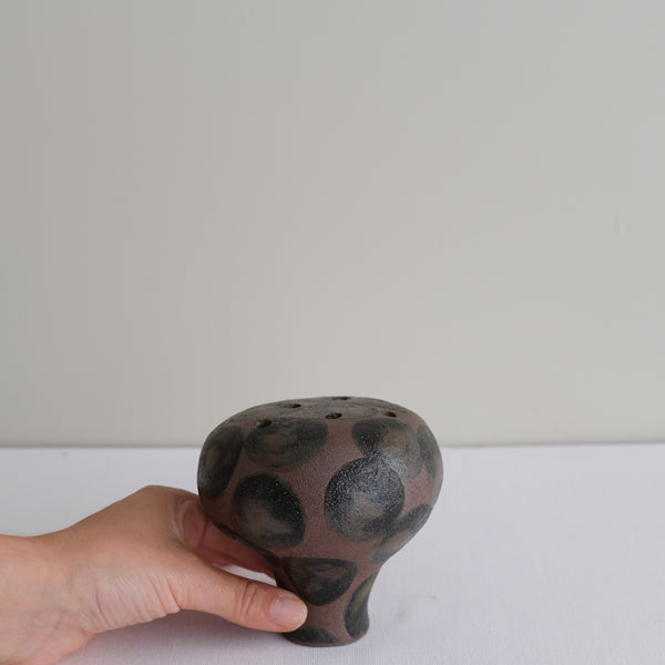 Vase 10 en grès H 9 cm - brun et pois noir de Mano Mani chez Brutal Ceramics