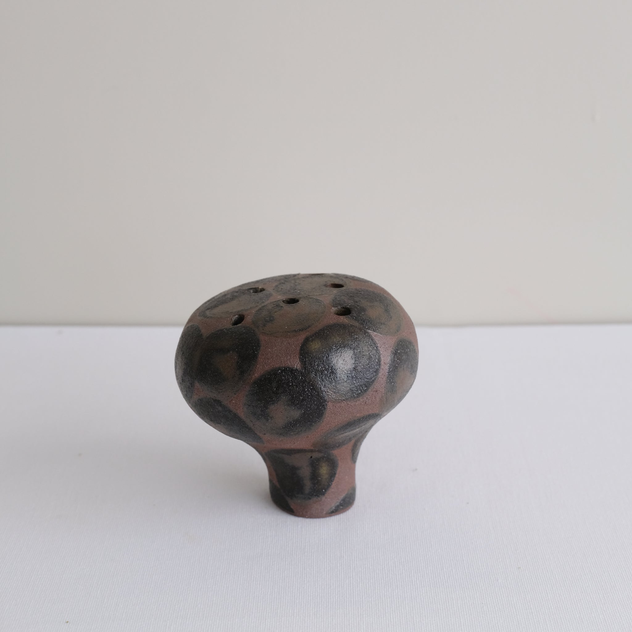 Vase 10 en grès H 9 cm - brun et pois noir de Mano Mani chez Brutal Ceramics