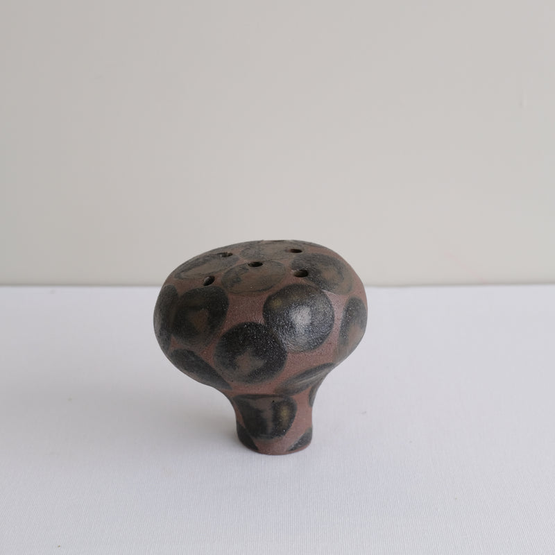 Vase 10 en grès H 9 cm - brun et pois noir de Mano Mani chez Brutal Ceramics