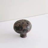 Vase 10 en grès H 9 cm - brun et pois noir de Mano Mani chez Brutal Ceramics