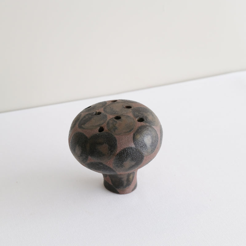 Vase 10 en grès H 9 cm - brun et pois noir de Mano Mani chez Brutal Ceramics