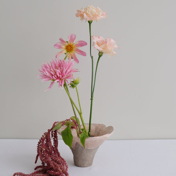 Vase 11 en grès H 9 cm - gris et rose de Mano Mani chez Brutal Ceramics