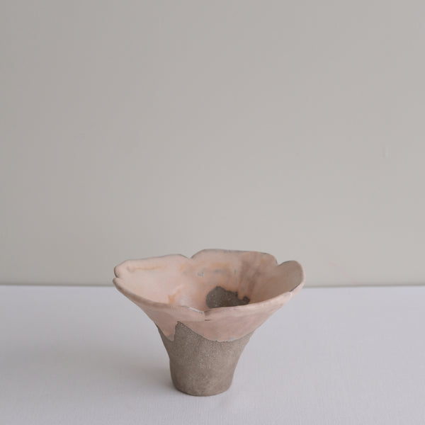 Vase 11 en grès H 9 cm - gris et rose de Mano Mani chez Brutal Ceramics