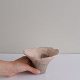 Vase 11 en grès H 9 cm - gris et rose de Mano Mani chez Brutal Ceramics