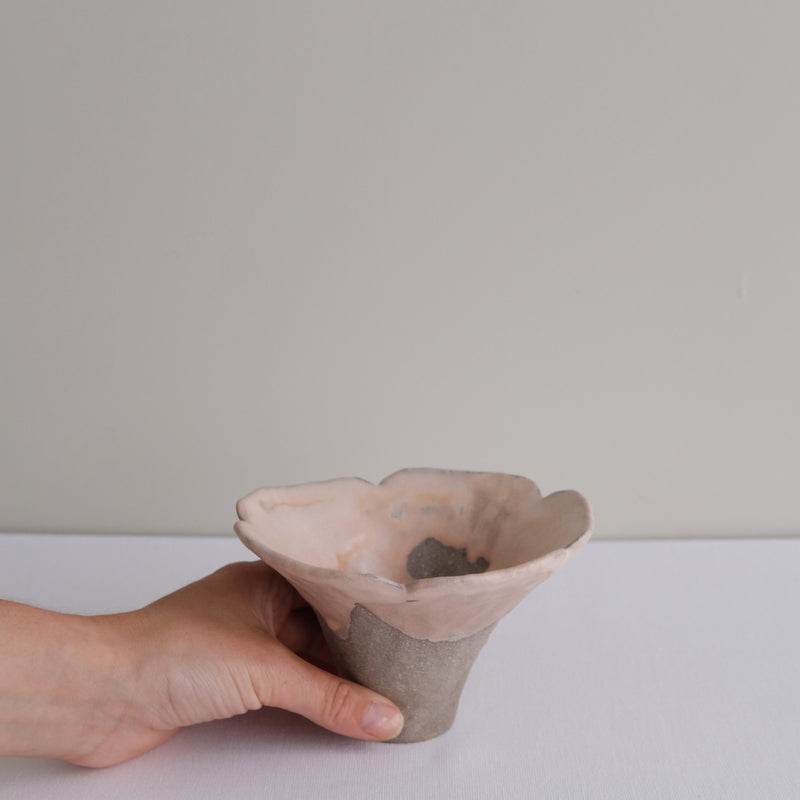 Vase 11 en grès H 9 cm - gris et rose de Mano Mani chez Brutal Ceramics