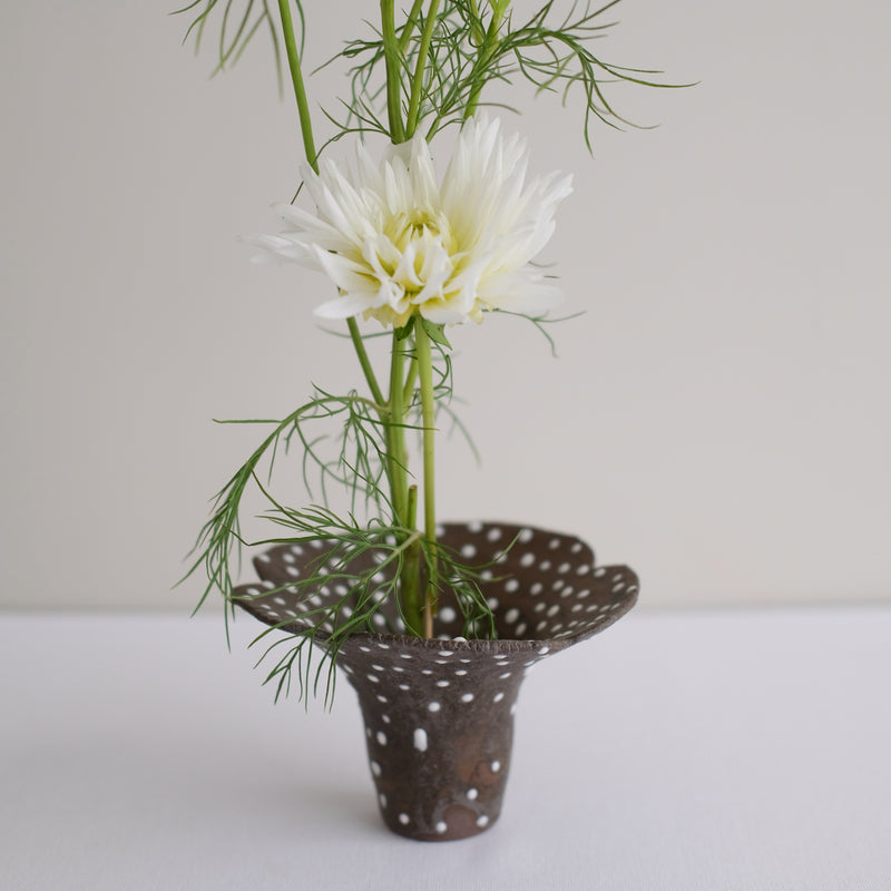 Vase 12 en grès H 12 cm - brun et blanc de Mano Mani chez Brutal Ceramics