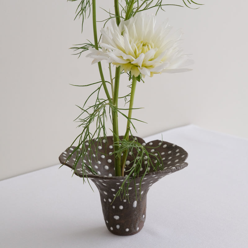 Vase 12 en grès H 12 cm - brun et blanc de Mano Mani chez Brutal Ceramics