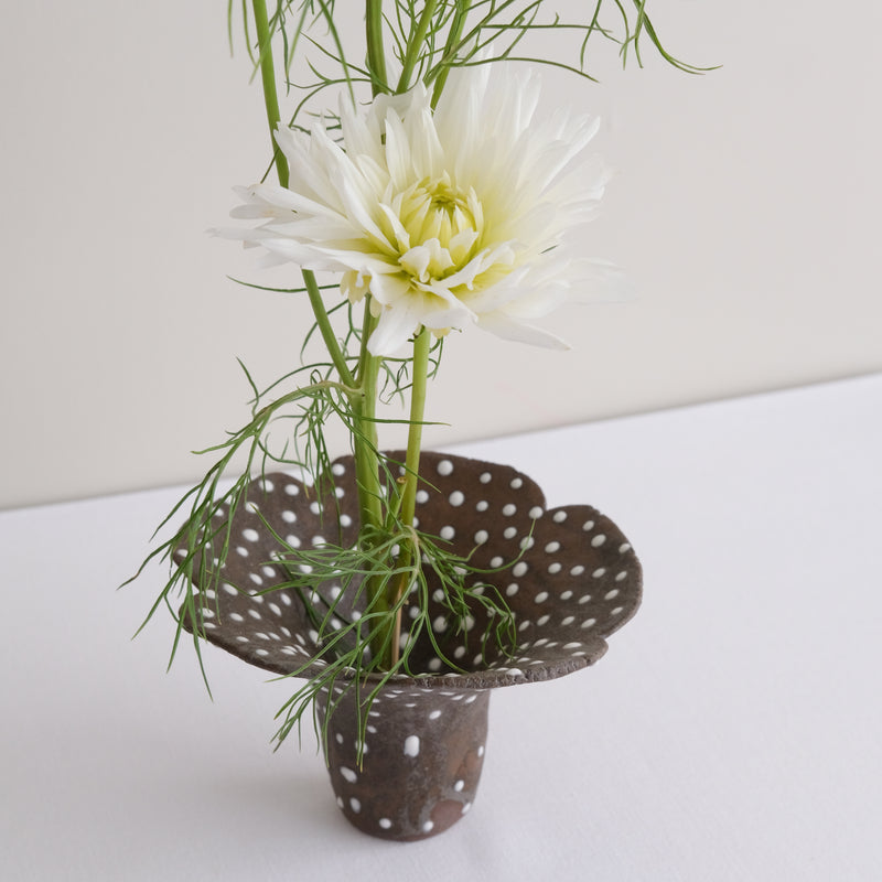 Vase 12 en grès H 12 cm - brun et blanc de Mano Mani chez Brutal Ceramics