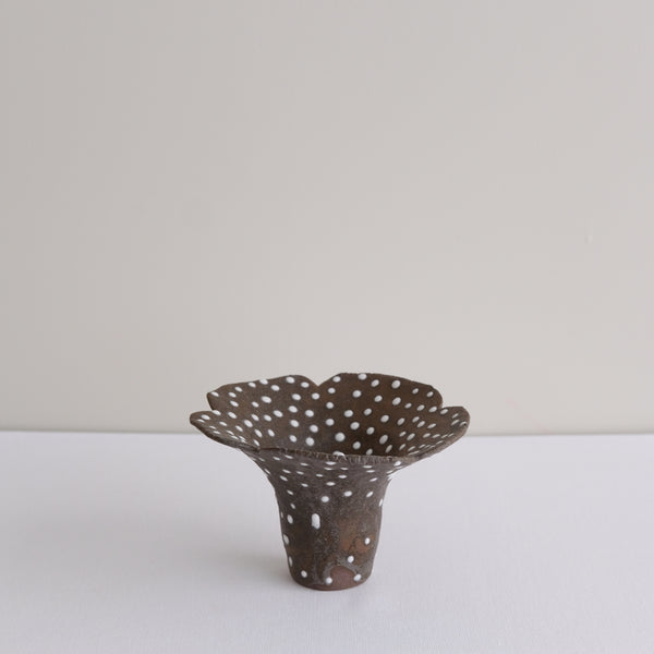 Vase 12 en grès H 12 cm - brun et blanc de Mano Mani chez Brutal Ceramics