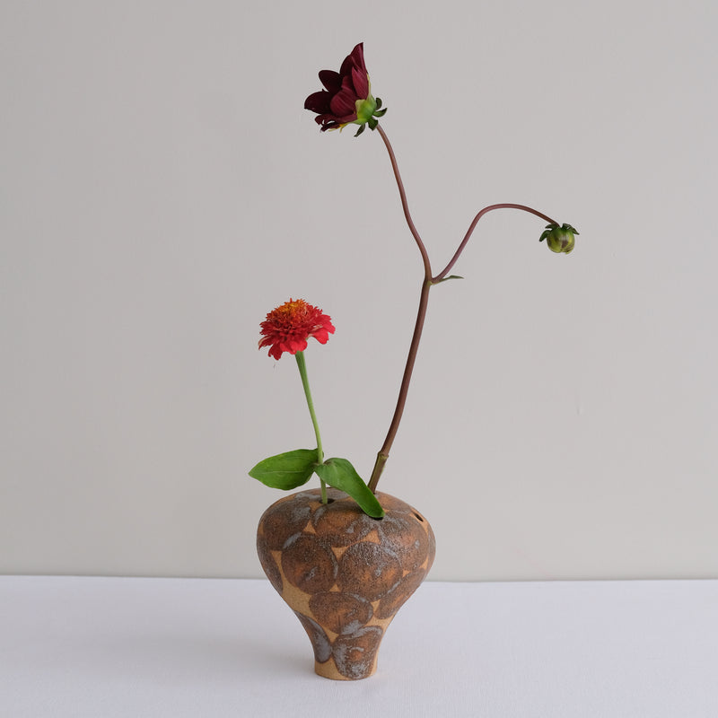 Vase 13 en grès H 11 cm - roux et pois marron de Mano Mani chez Brutal Ceramics