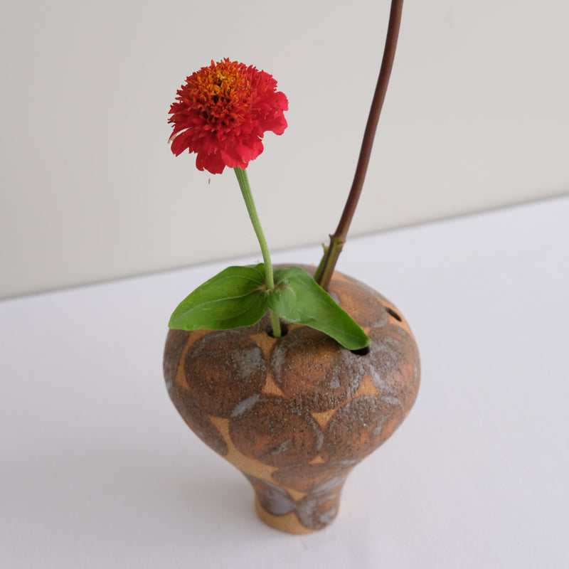 Vase 13 en grès H 11 cm - roux et pois marron de Mano Mani chez Brutal Ceramics
