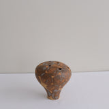 Vase 13 en grès H 11 cm - roux et pois marron de Mano Mani chez Brutal Ceramics