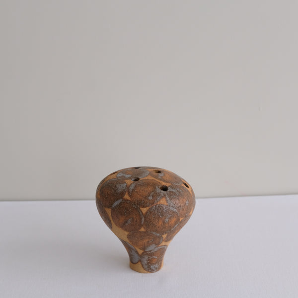 Vase 13 en grès H 11 cm - roux et pois marron de Mano Mani chez Brutal Ceramics