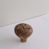 Vase 13 en grès H 11 cm - roux et pois marron de Mano Mani chez Brutal Ceramics