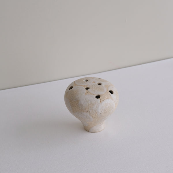 Vase 14 en grès H 10 cm - beige et pois blanc de Mano Mani chez Brutal Ceramics