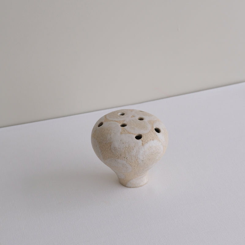 Vase 14 en grès H 10 cm - beige et pois blanc de Mano Mani chez Brutal Ceramics