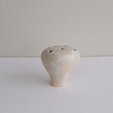 Vase 14 en grès H 10 cm - beige et pois blanc de Mano Mani chez Brutal Ceramics