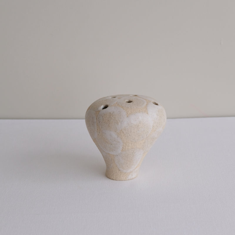Vase 14 en grès H 10 cm - beige et pois blanc de Mano Mani chez Brutal Ceramics