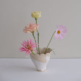 Vase 15 en grès H 11 cm - beige et blanc de Mano Mani chez Brutal Ceramics