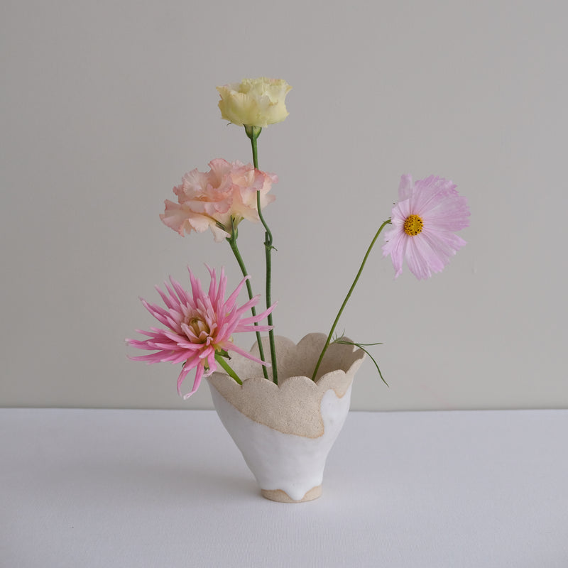 Vase 15 en grès H 11 cm - beige et blanc de Mano Mani chez Brutal Ceramics