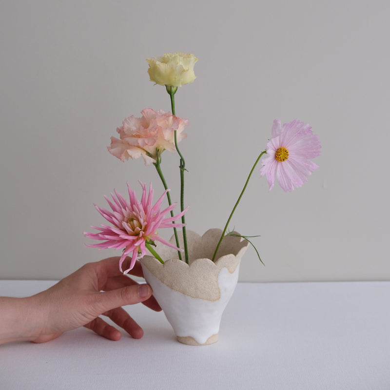  Vase 15 en grès H 11 cm - beige et blanc de Mano Mani chez Brutal Ceramics