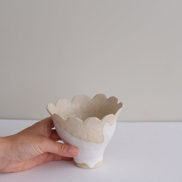 Vase 15 en grès H 11 cm - beige et blanc de Mano Mani chez Brutal Ceramics