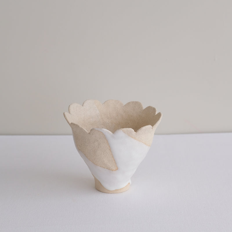 Vase 15 en grès H 11 cm - beige et blanc de Mano Mani chez Brutal Ceramics