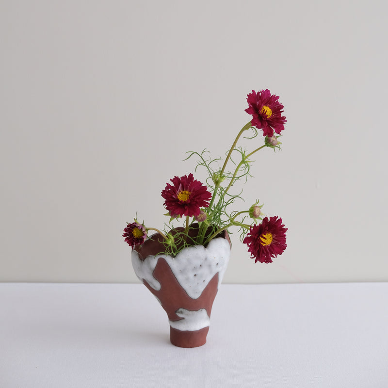 Vase 16 en grès H 11 cm - rouge et blanc de Mano Mani chez Brutal Ceramics