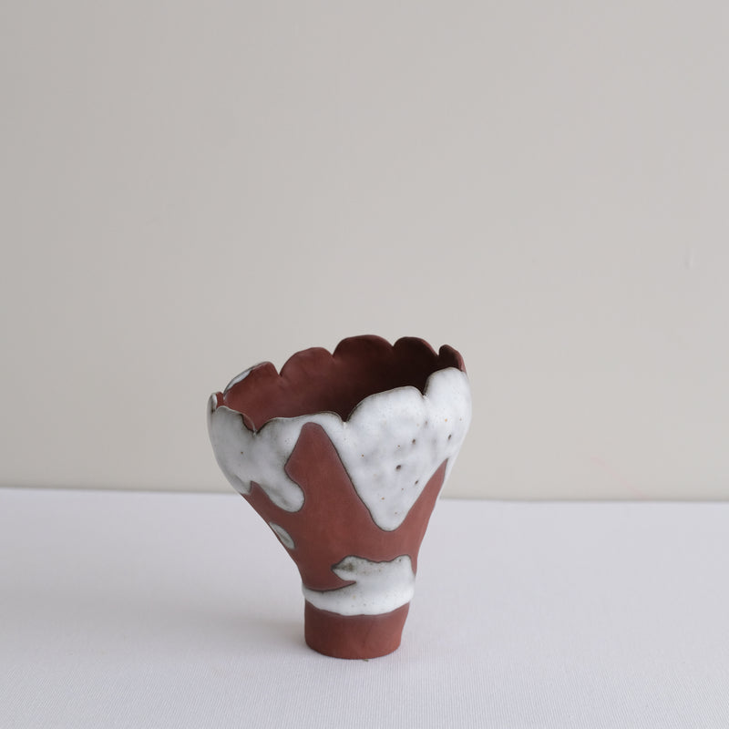 Vase 16 en grès H 11 cm - rouge et blanc de Mano Mani chez Brutal Ceramics