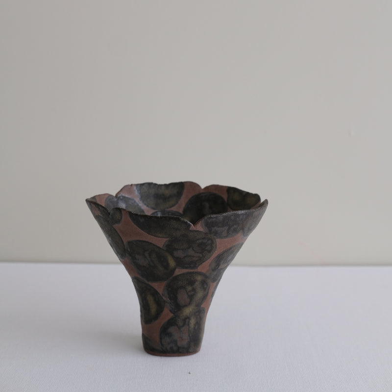Vase 17 en grès H 11 cm - brun et pois noir Mano Mani chez Brutal Ceramics