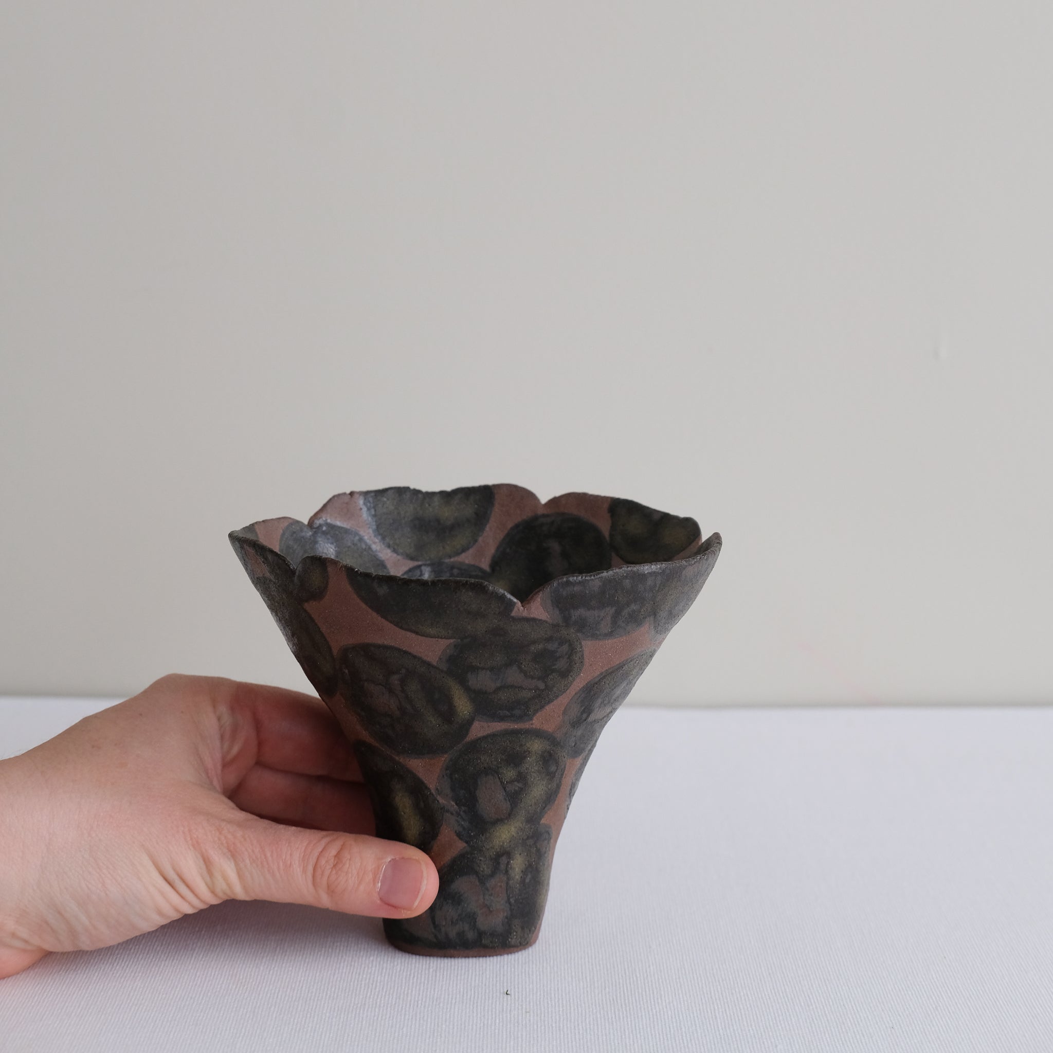 Vase 17 en grès H 11 cm - brun et pois noir Mano Mani chez Brutal Ceramics
