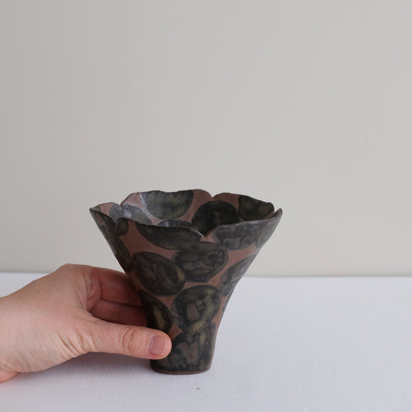 Vase 17 en grès H 11 cm - brun et pois noir Mano Mani chez Brutal Ceramics