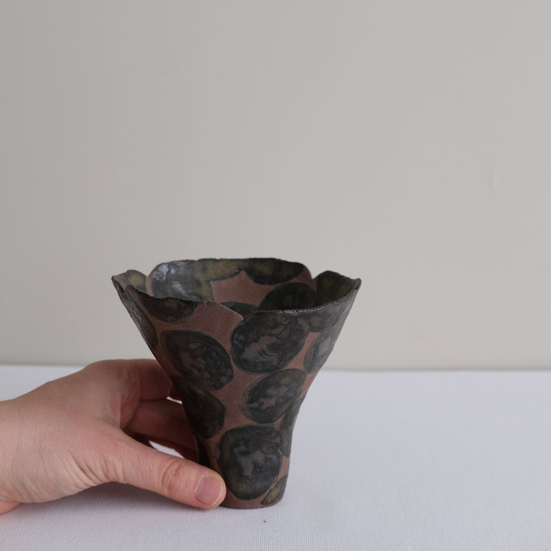 Vase 17 en grès H 11 cm - brun et pois noir Mano Mani chez Brutal Ceramics
