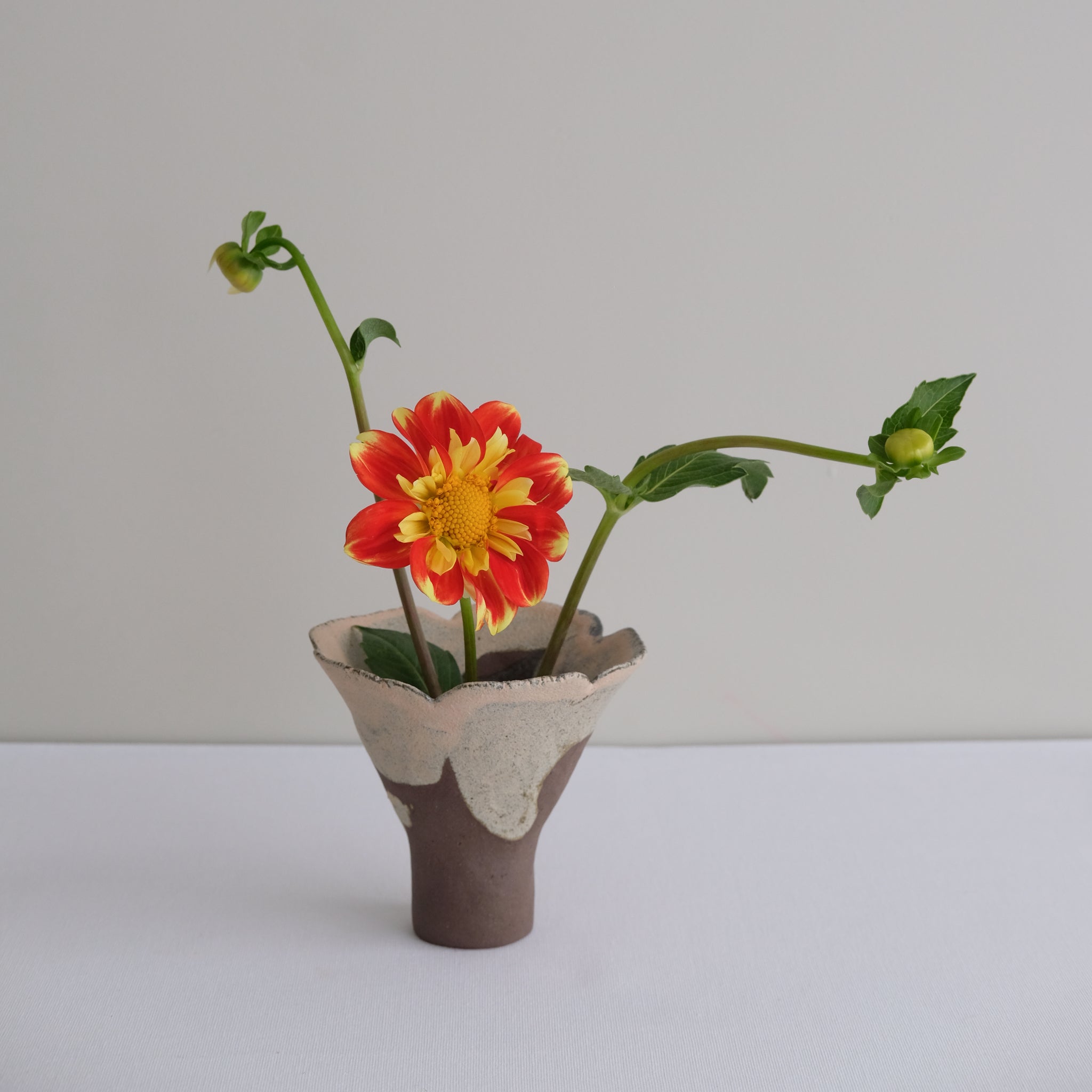 Vase 18 en grès H 8 cm - brun et rose clair de Mano Mani chez Brutal Ceramics