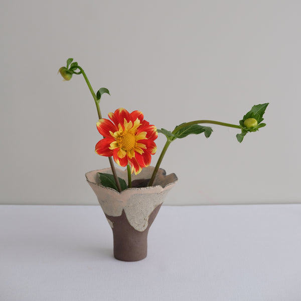 Vase 18 en grès H 8 cm - brun et rose clair de Mano Mani chez Brutal Ceramics