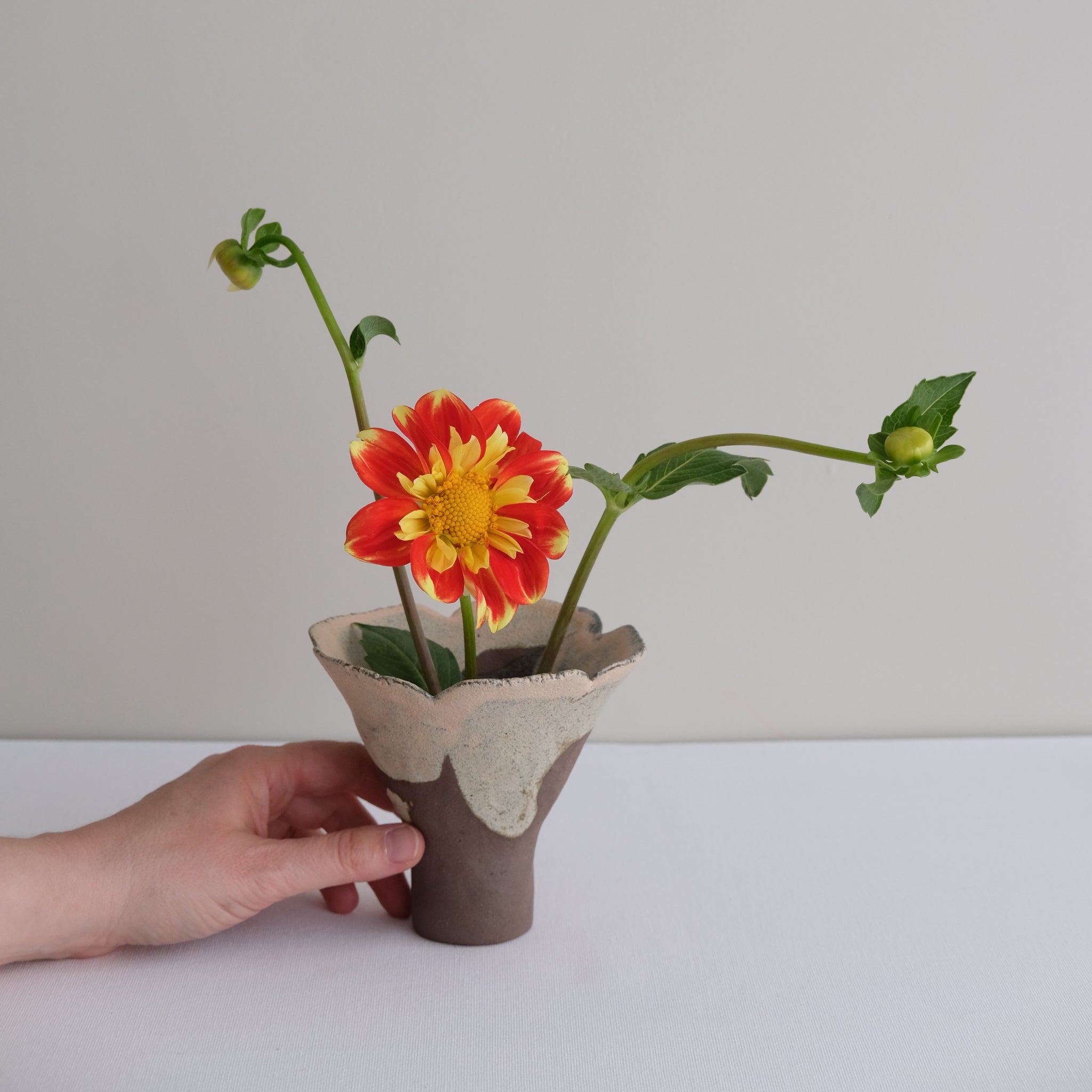 Vase 18 en grès H 8 cm - brun et rose clair de Mano Mani chez Brutal Ceramics
