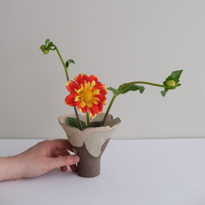 Vase 18 en grès H 8 cm - brun et rose clair de Mano Mani chez Brutal Ceramics