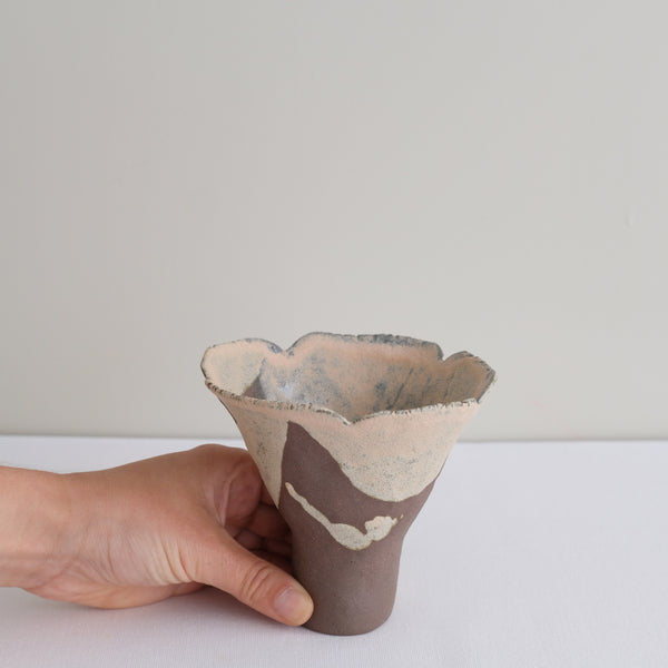 Vase 18 en grès H 8 cm - brun et rose clair de Mano Mani chez Brutal Ceramics