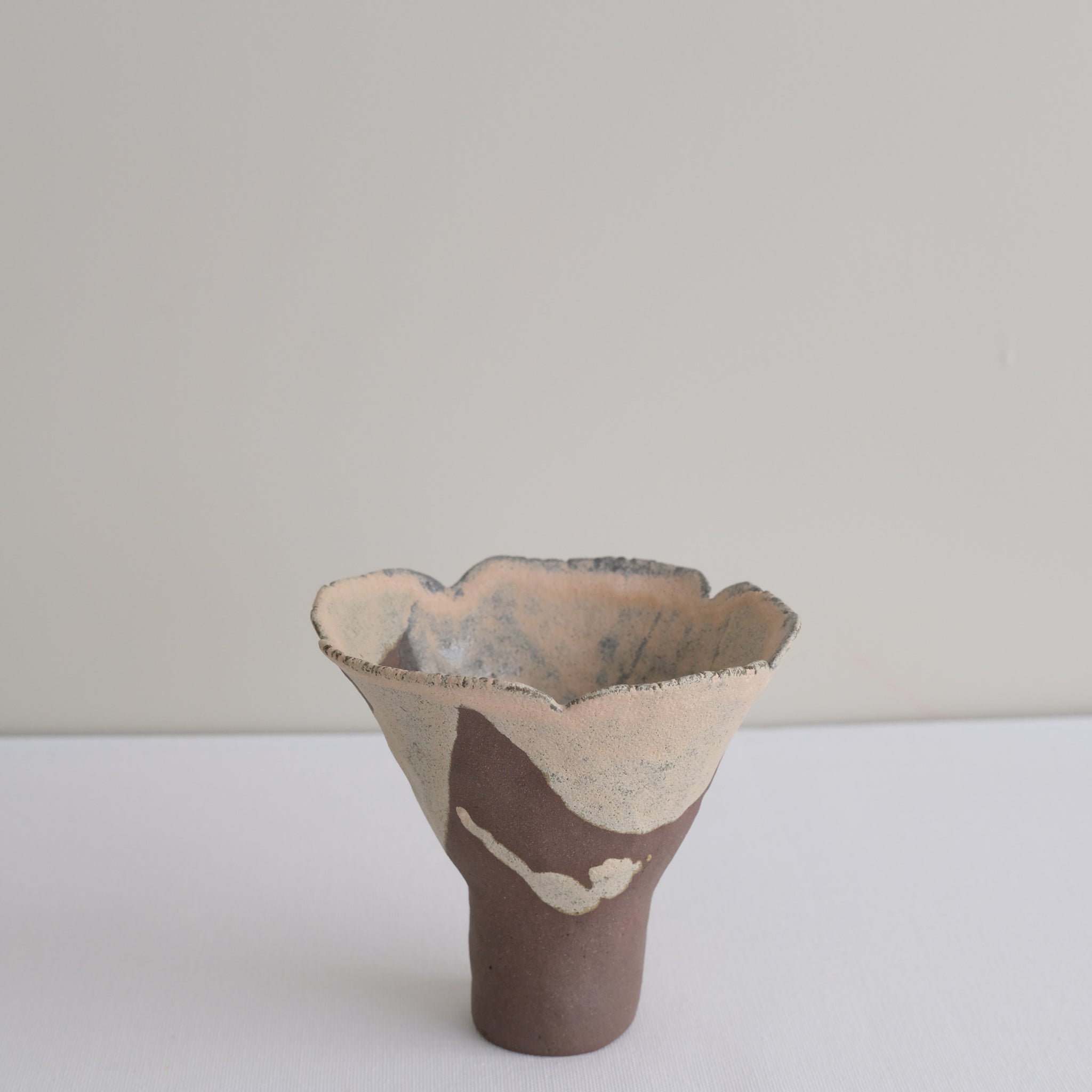 Vase 18 en grès H 8 cm - brun et rose clair de Mano Mani chez Brutal Ceramics