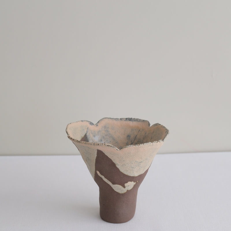 Vase 18 en grès H 8 cm - brun et rose clair de Mano Mani chez Brutal Ceramics
