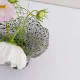 Vase 19 en grès H 11 cm - noir et blanc de Mano Mani chez Brutal Ceramics