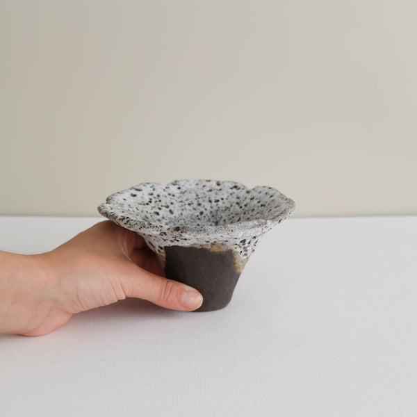 Vase 19 en grès H 11 cm - noir et blanc de Mano Mani chez Brutal Ceramics