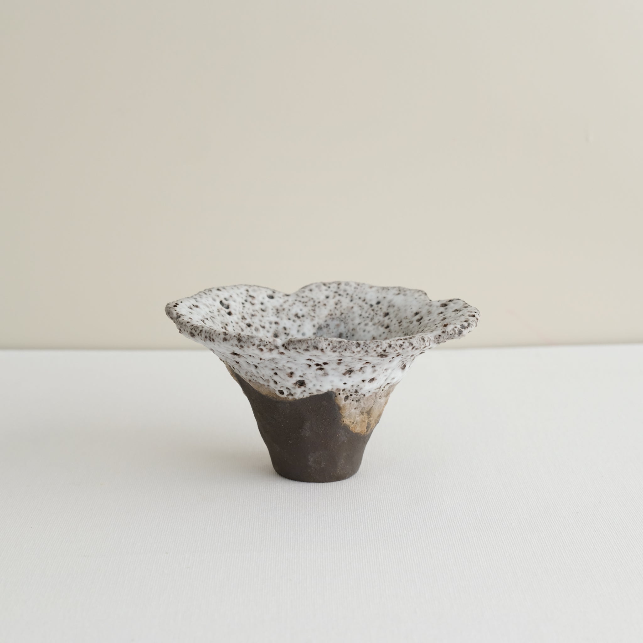 Vase 19 en grès H 11 cm - noir et blanc de Mano Mani chez Brutal Ceramics