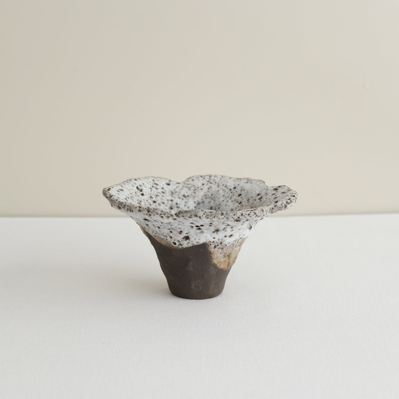 Vase 19 en grès H 11 cm - noir et blanc de Mano Mani chez Brutal Ceramics