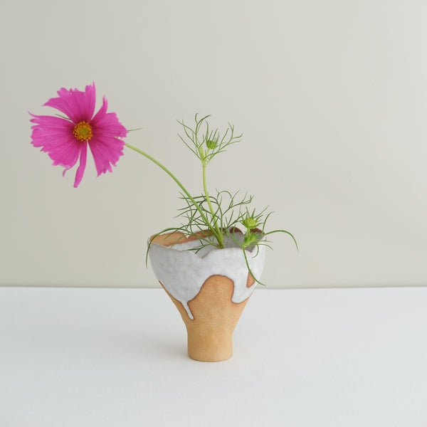 Vase 20 en grès H 11 cm - roux et blanc de Mano Mani chez Brutal Ceramics