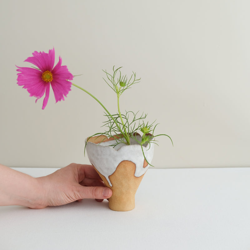 Vase 20 en grès H 11 cm - roux et blanc de Mano Mani chez Brutal Ceramics