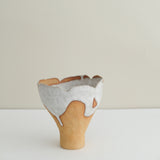 Vase 20 en grès H 11 cm - roux et blanc de Mano Mani chez Brutal Ceramics