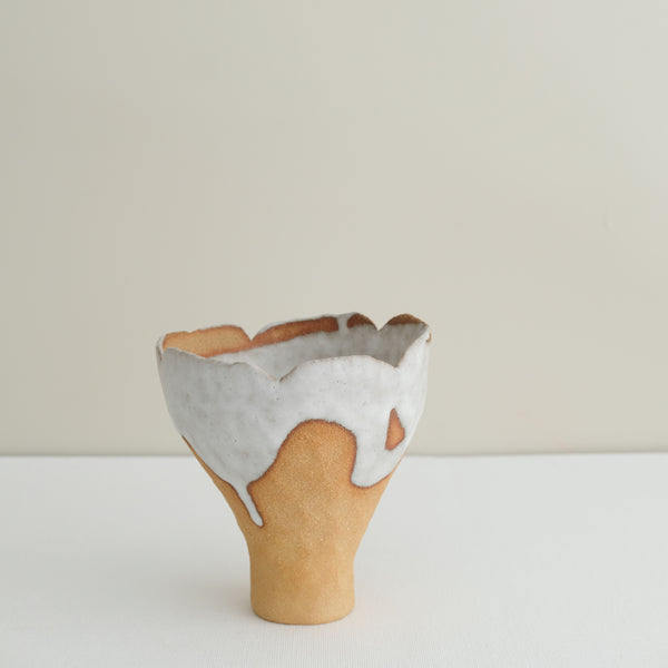 Vase 20 en grès H 11 cm - roux et blanc de Mano Mani chez Brutal Ceramics